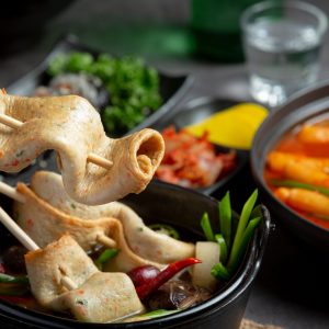 korean-fish-cake-vegetable-soup-table korean-fish-cake-vegetable-soup-table